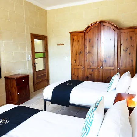 Zest Gozitan & Pool - Happy