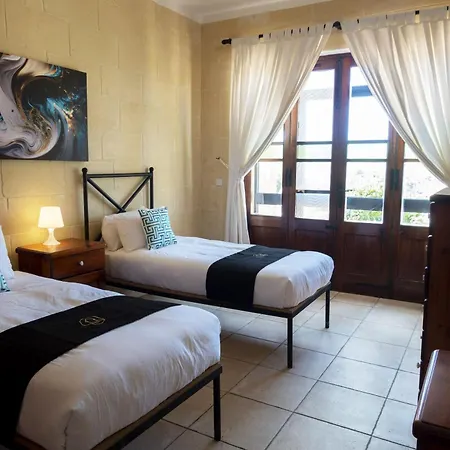 Zest Gozitan & Pool - Happy