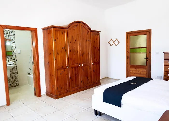 Zest Gozitan & Pool - Happy *